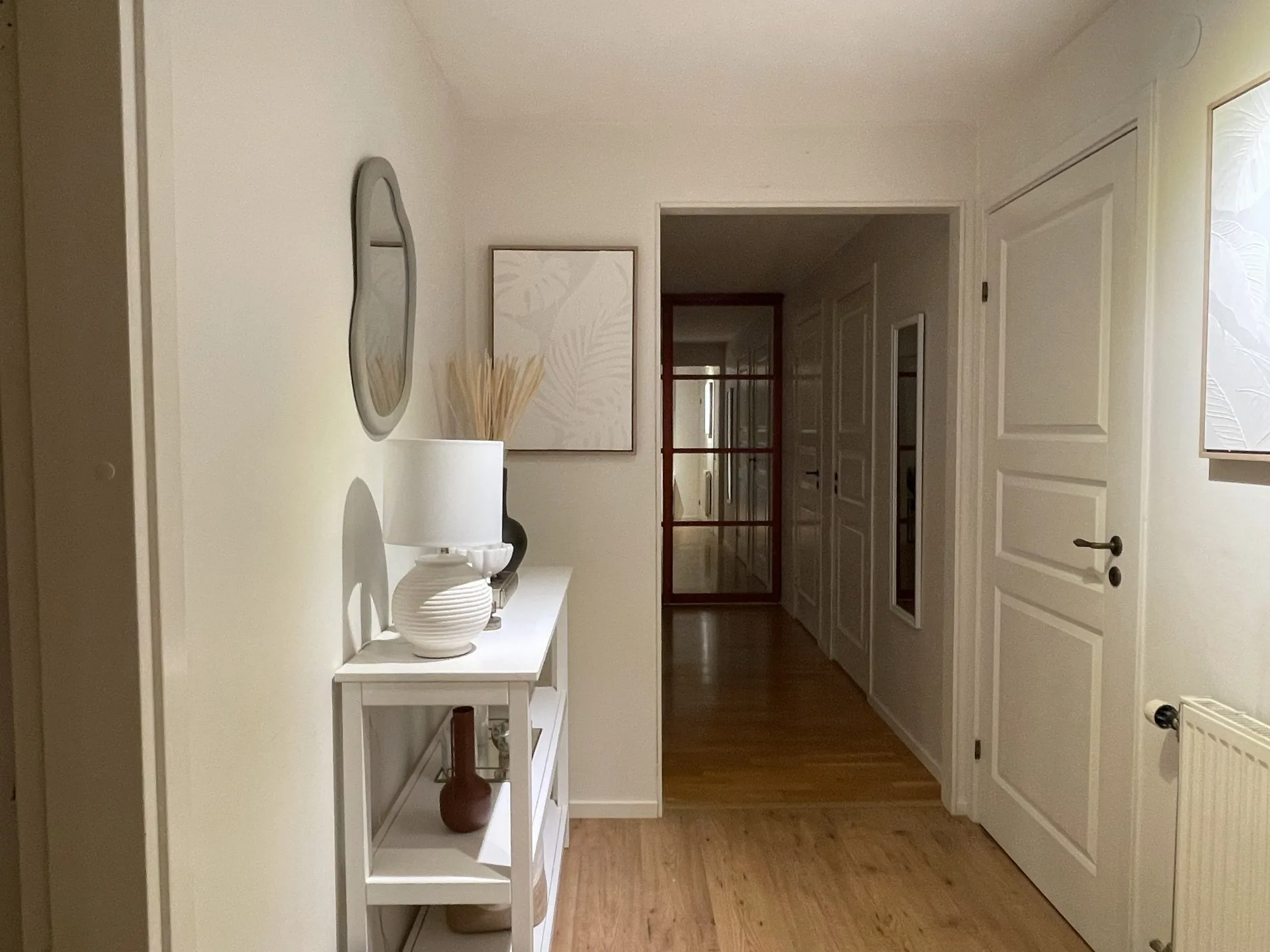 Stylad hall med spegel och detaljer – homestyling i Göteborg | Viva Design