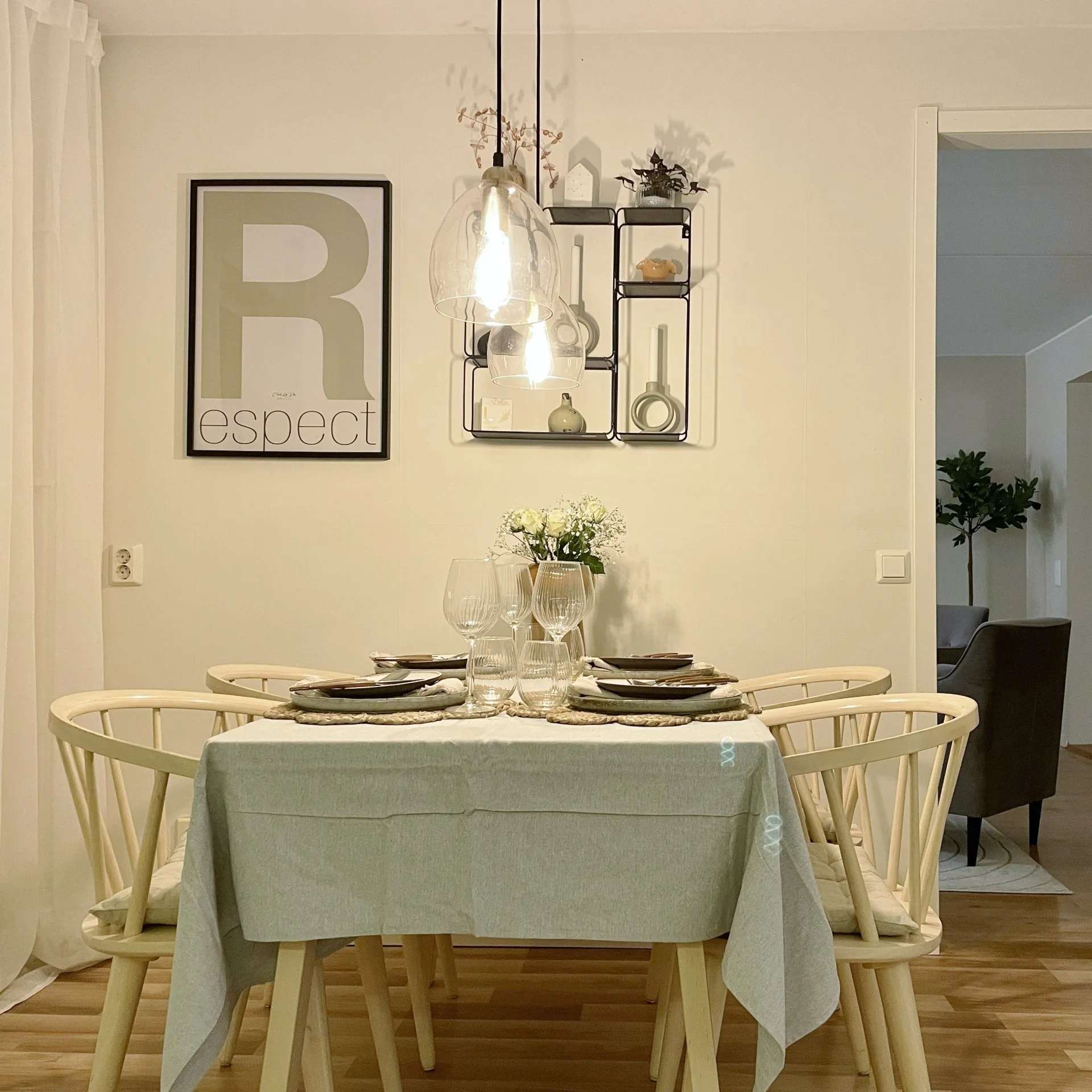 Dukat matbord med genomtänkt styling – homestyling i Göteborg | Viva Design