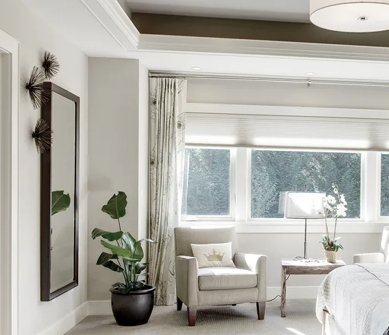 Sovrum med fåtölj i lugn läshörna – homestyling i Göteborg | Viva Design