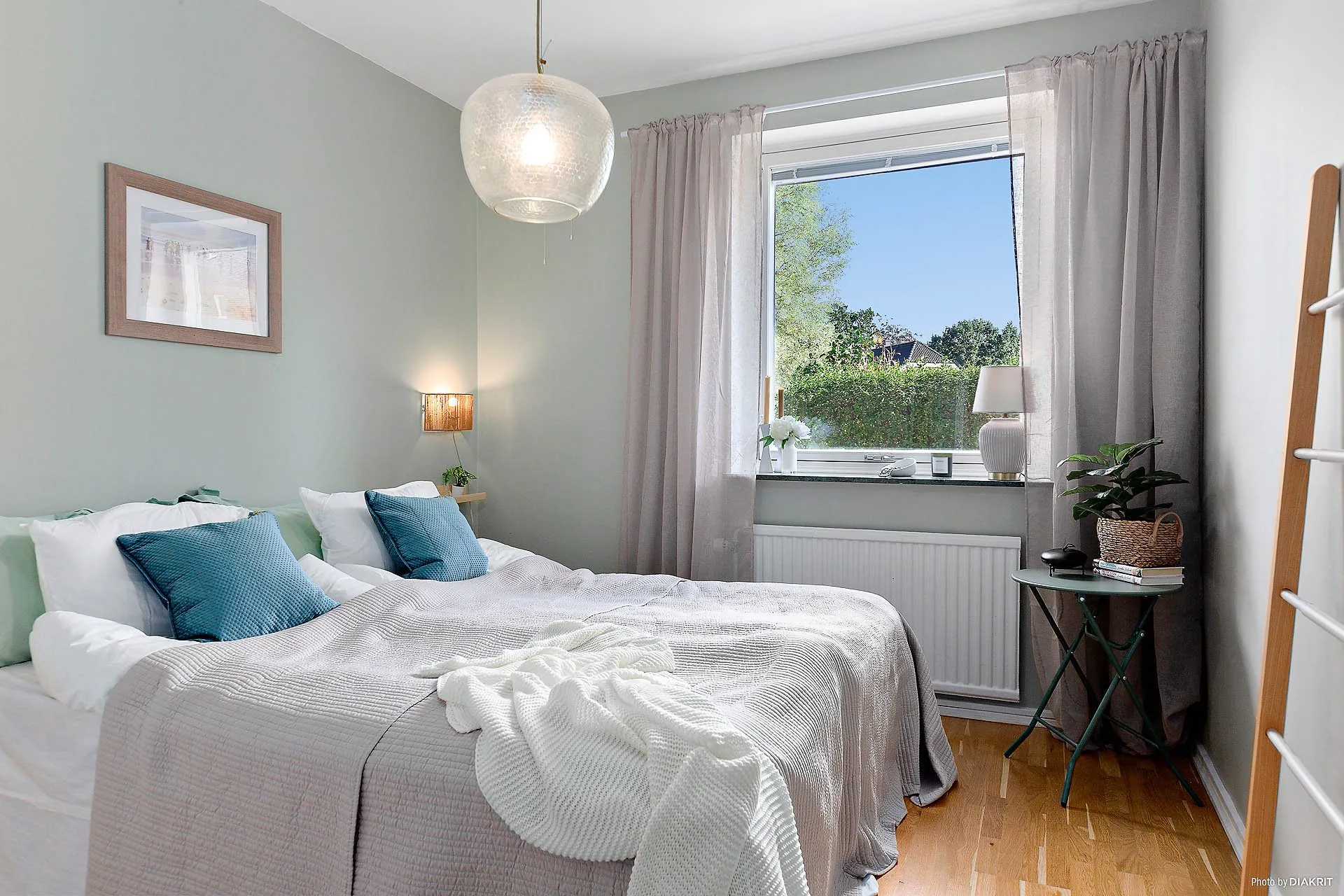 Sovrum med grönska och mjuka textilier – homestyling i Göteborg | Viva Design