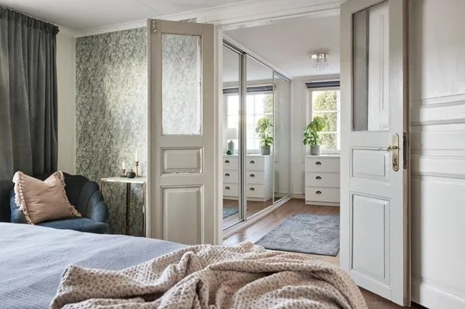 Sovrum med spegel och stylade detaljer – homestyling i Göteborg | Viva Design