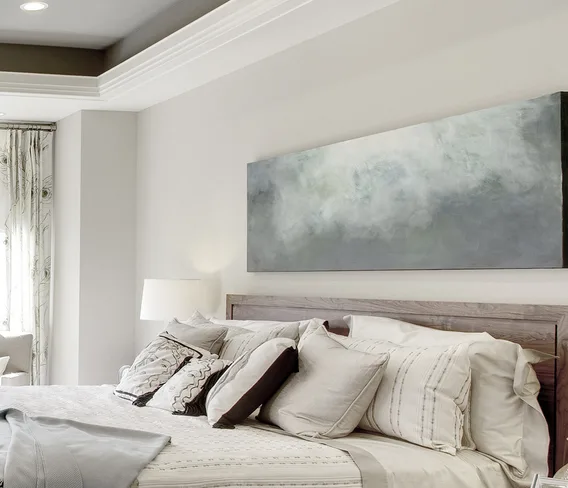 Sovrum med tavla och textilier i harmoni – homestyling i Göteborg | Viva Design