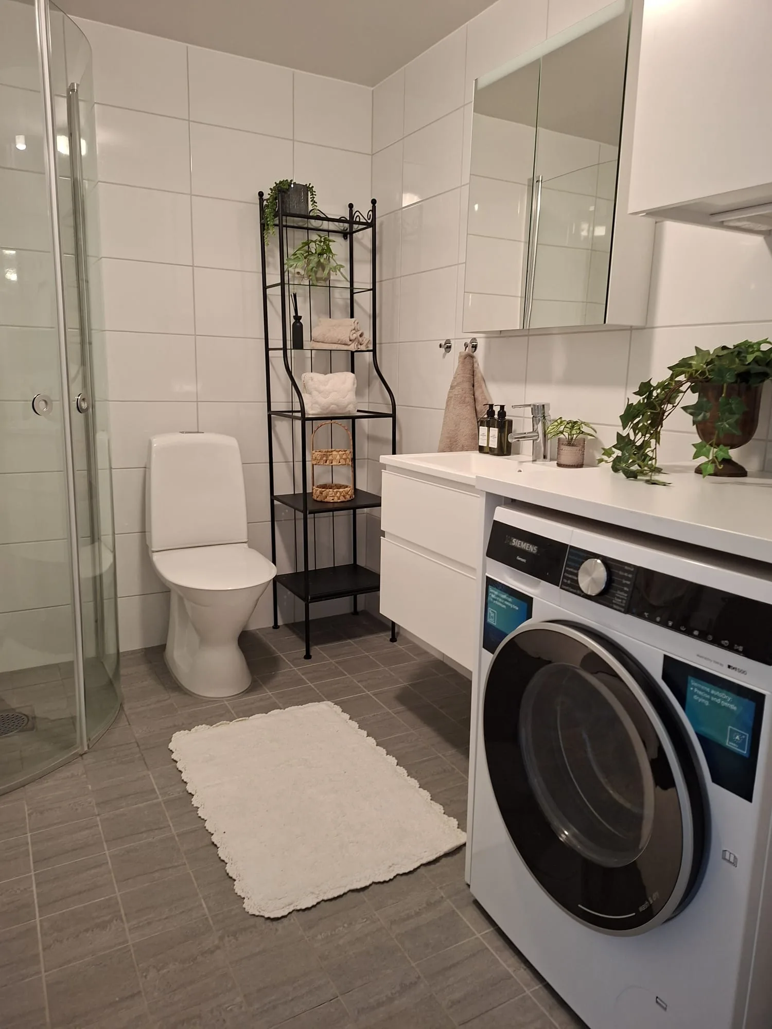 Stylat badrum med tvättpelare och förvaring – homestaging i Pedagogen Park, Mölndal | Viva Design