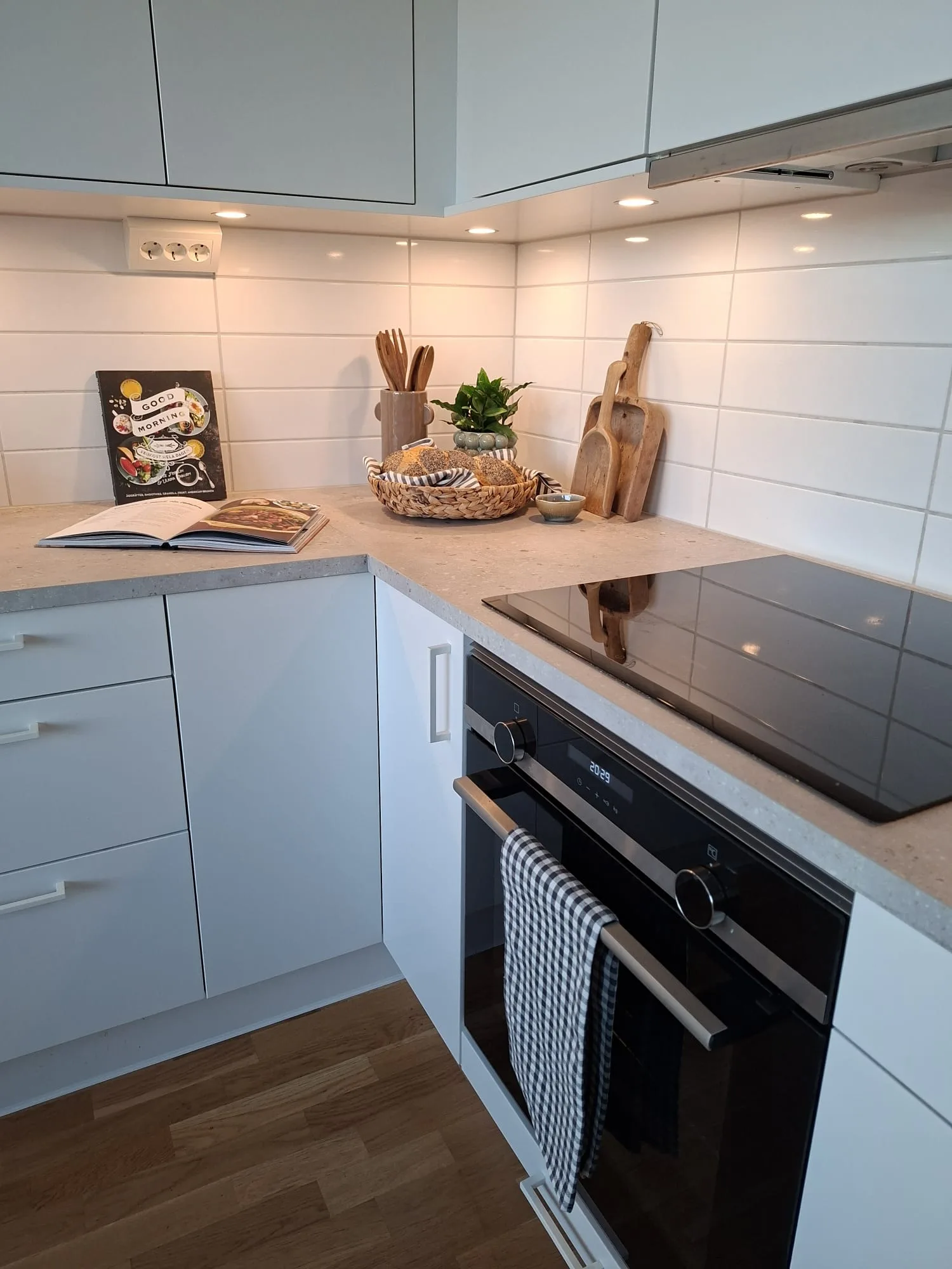 Matbord med eukalyptus i vas framför köket – homestaging i Pedagogen Park, Mölndal | Viva Design