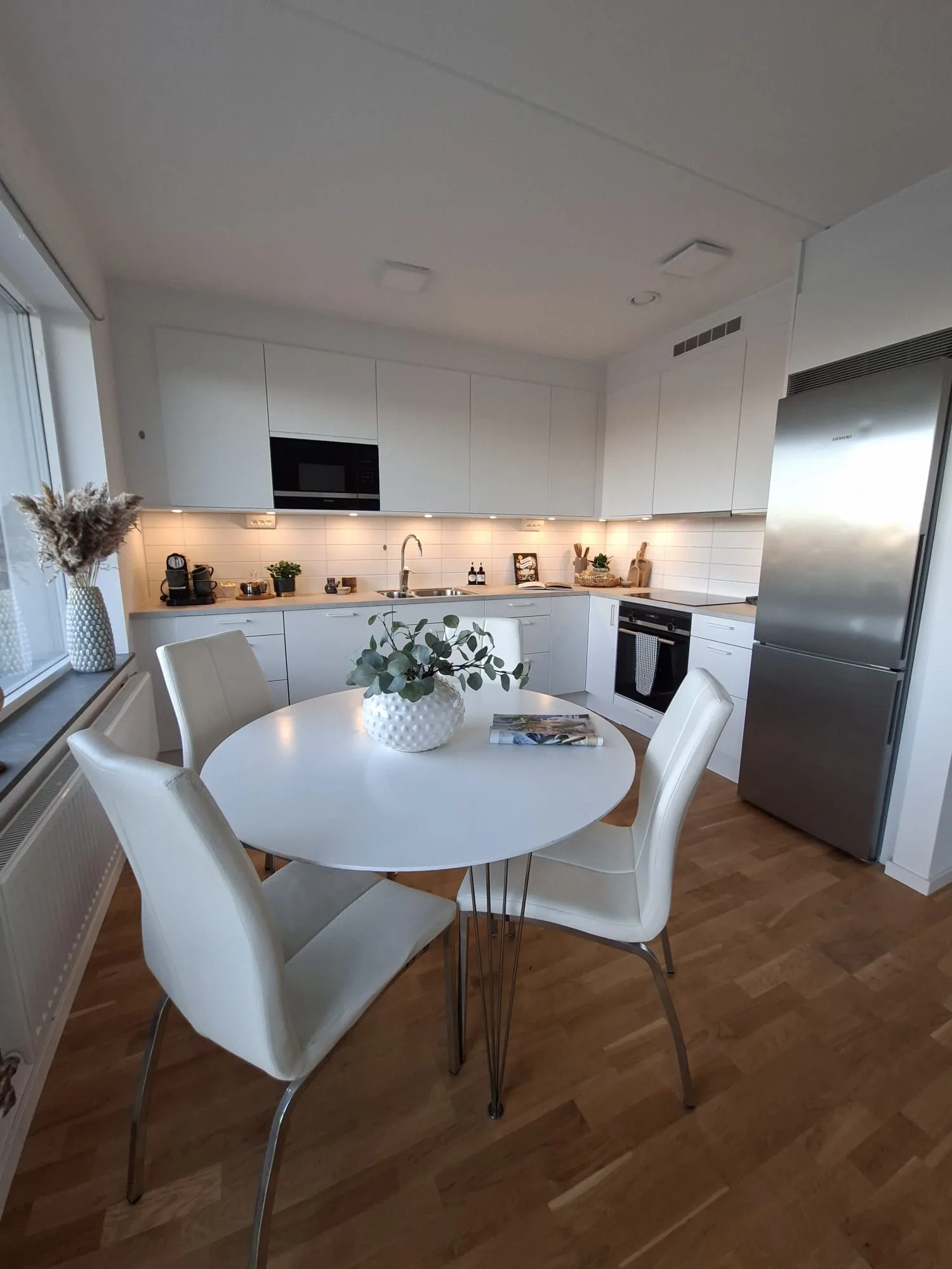 Kök med matplats i varmt kvällsljus – homestaging i Pedagogen Park, Mölndal | Viva Design