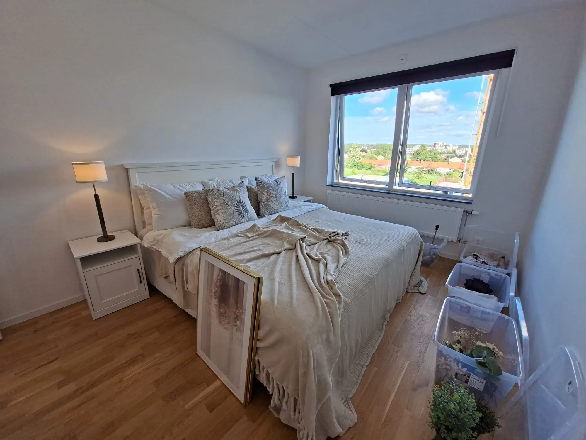 Sovrum med lutad tavla och mjuka textilier – homestaging i Pedagogen Park, Mölndal | Viva Design