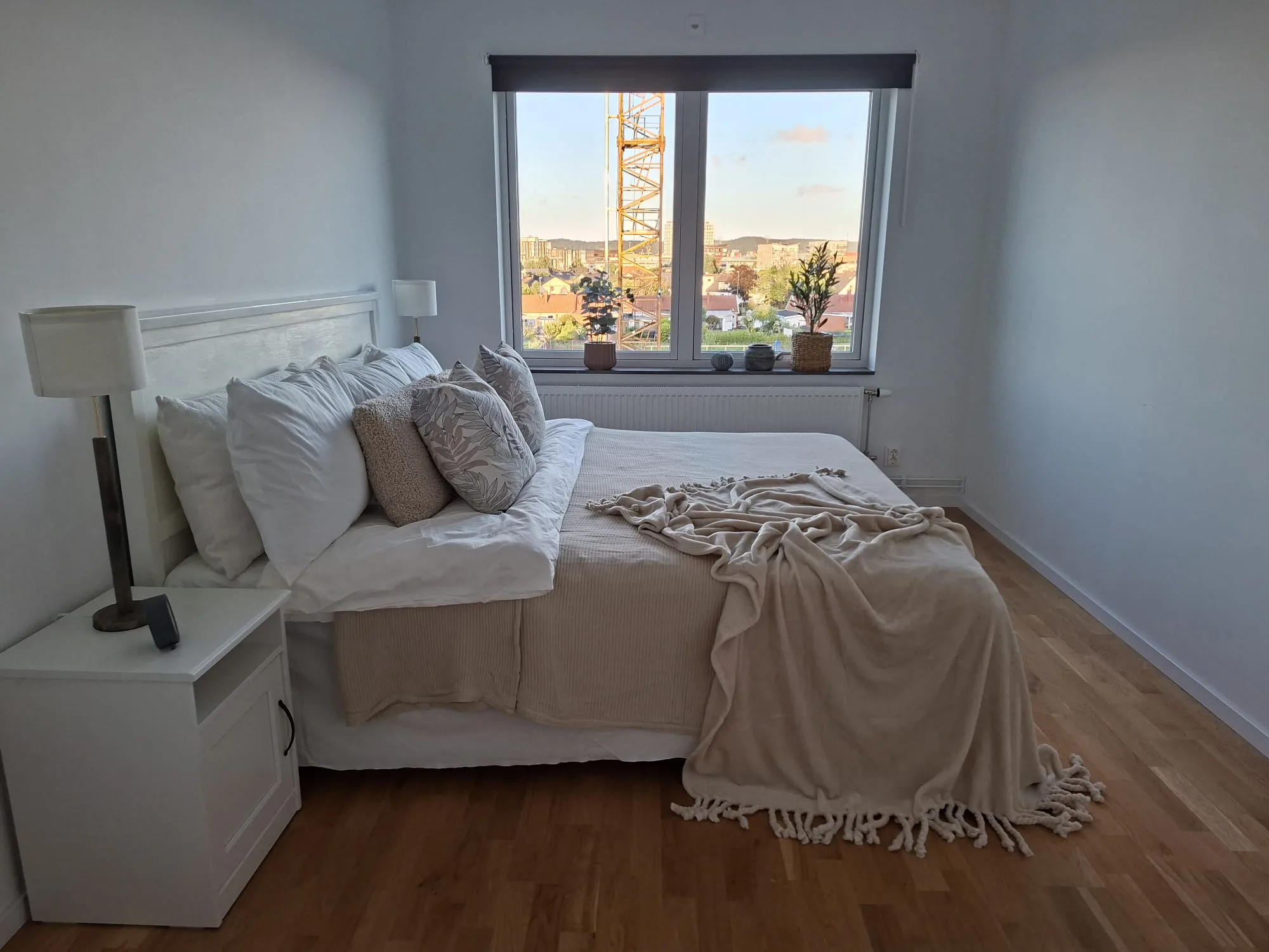 Bäddat sovrum med utsikt över Mölndal – homestaging i Pedagogen Park, Mölndal | Viva Design