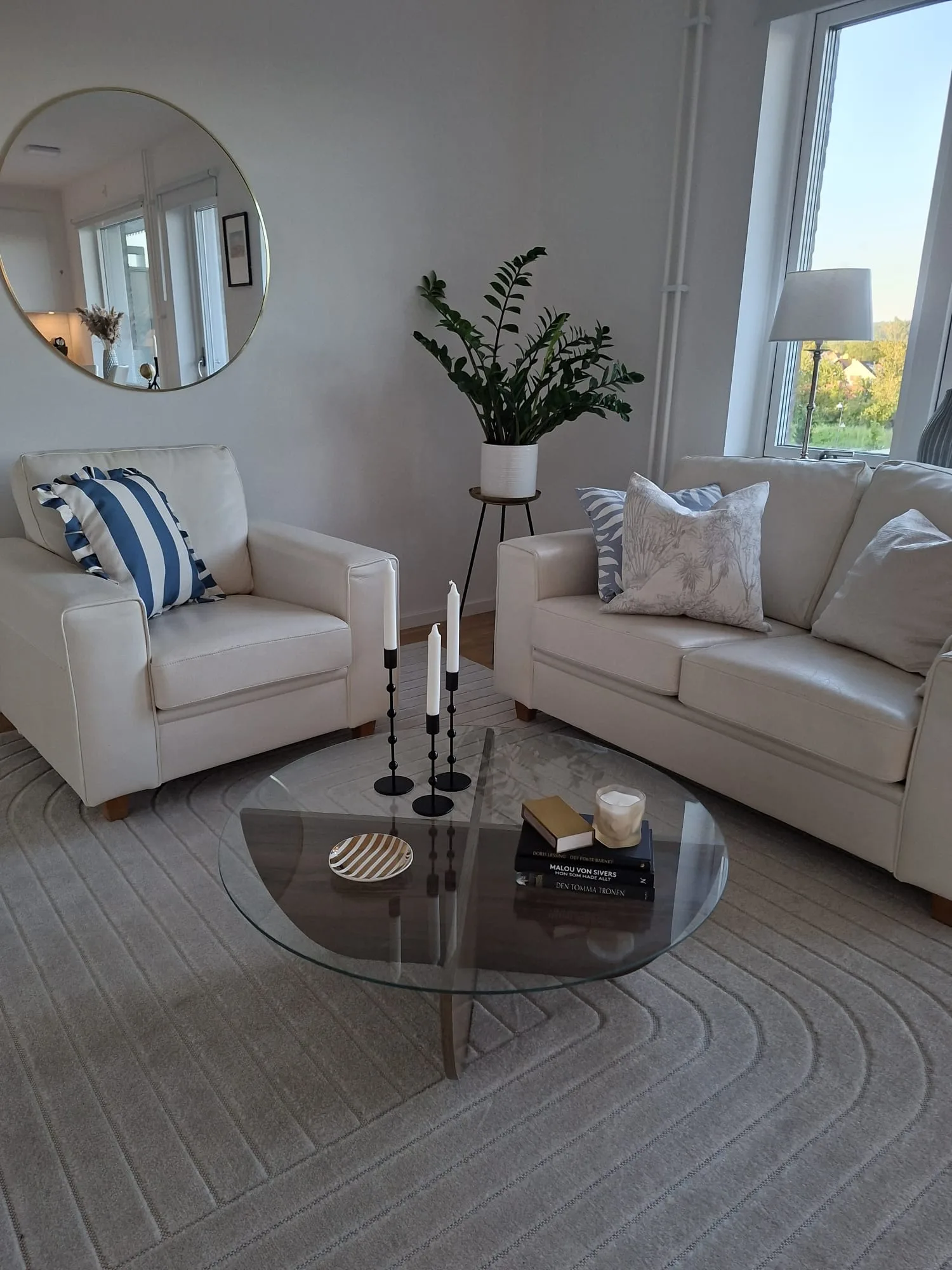 Vardagsrum med två ljusa soffor och glasbord – homestaging i Pedagogen Park, Mölndal | Viva Design