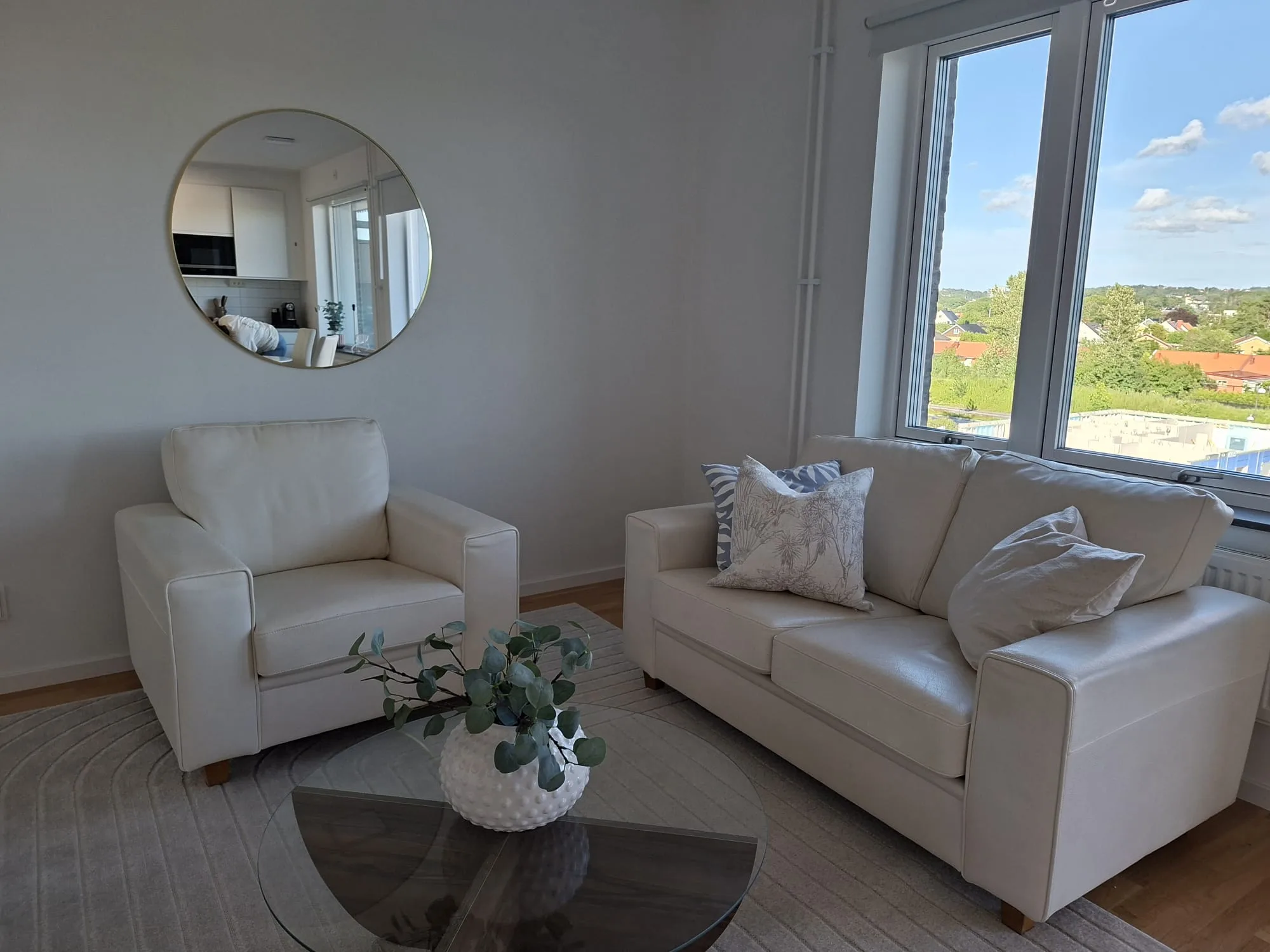 Soffa och fåtölj med utsikt mot grönska – homestaging i Pedagogen Park, Mölndal | Viva Design
