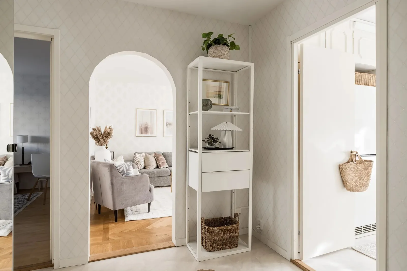 Välkomnande entré med spegel och detaljer – homestaging i Göteborg | Viva Design