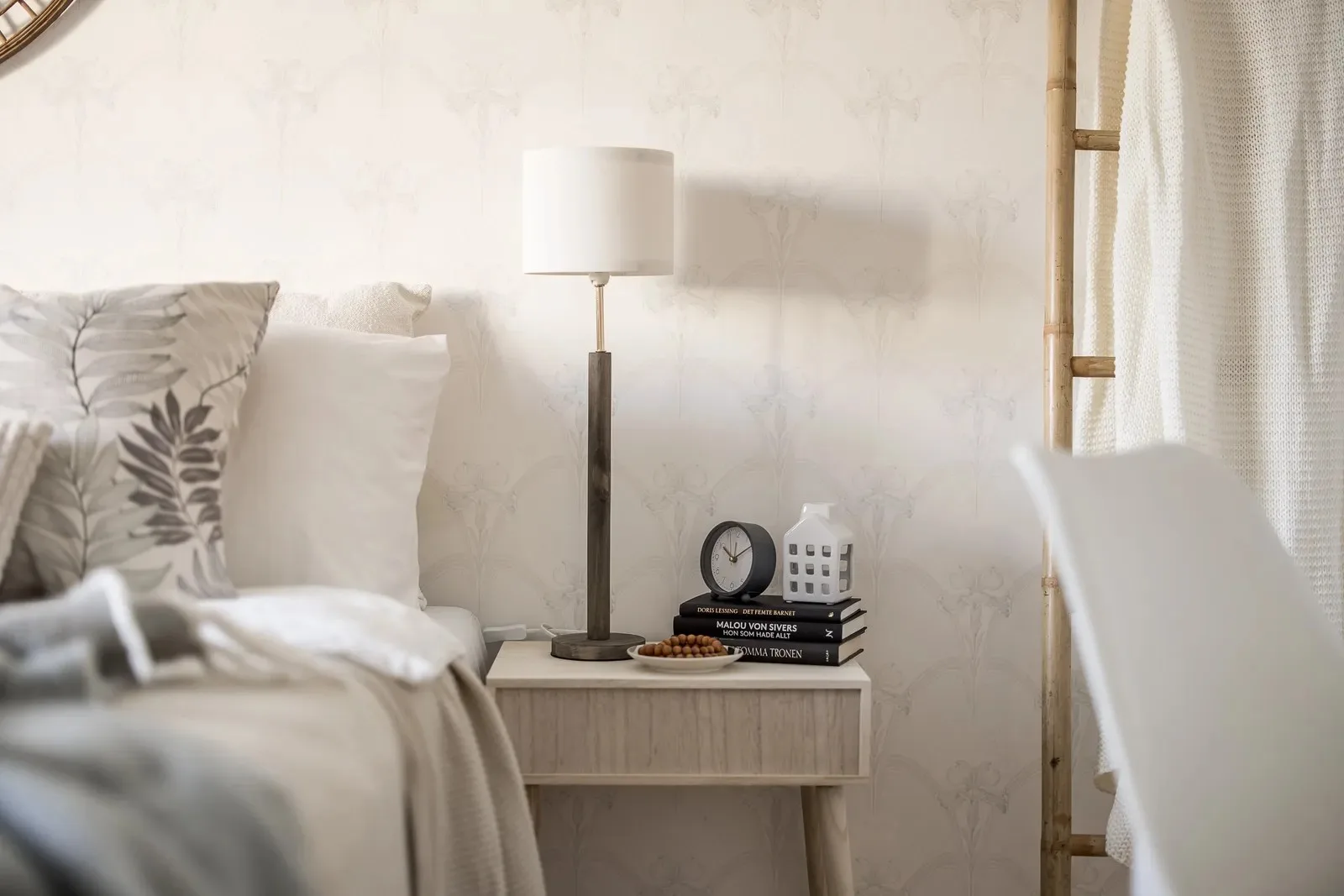 Sovrum med varma material och textilier – homestaging i Göteborg | Viva Design