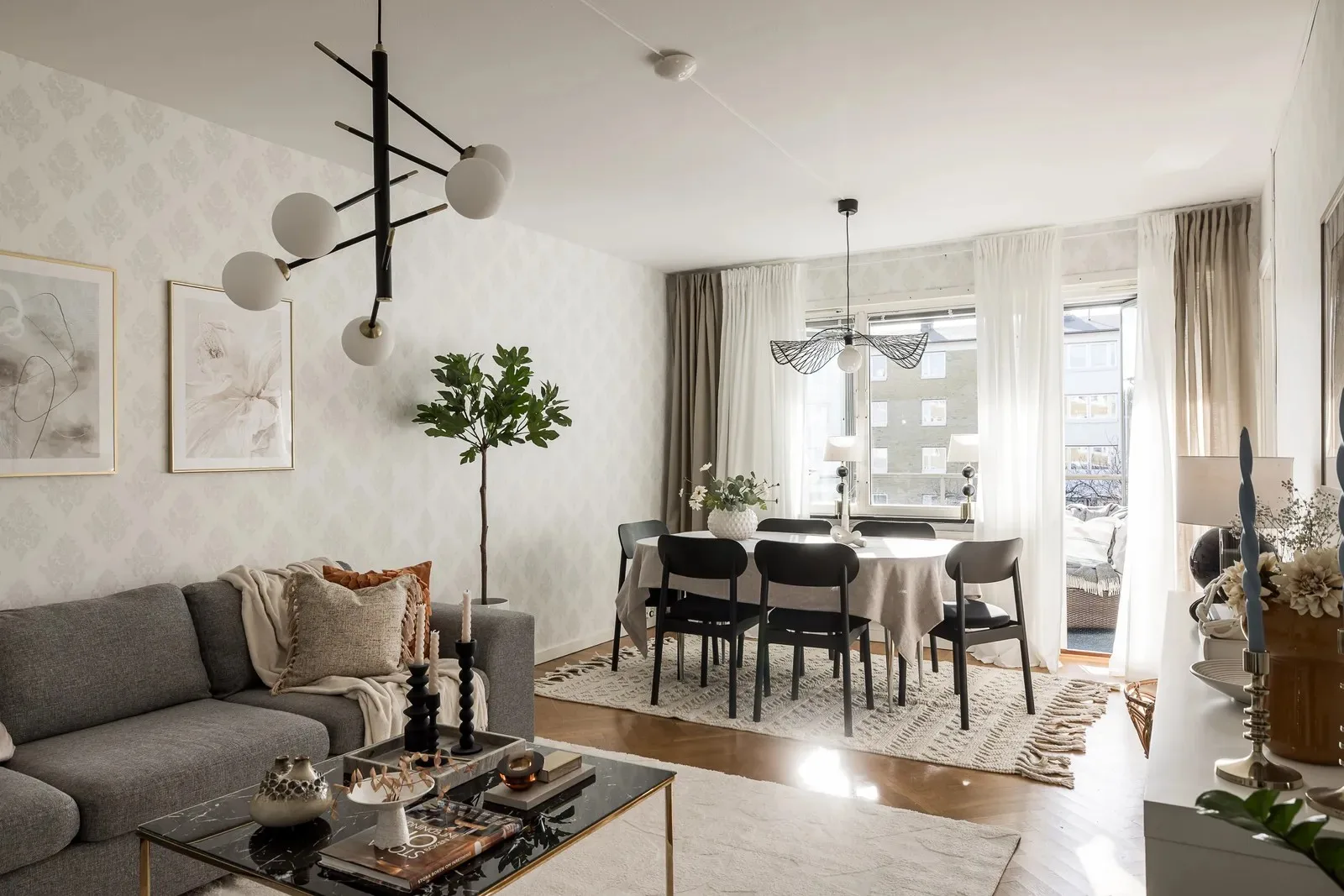 Stylat vardagsrum i lugna toner – homestaging i Göteborg | Viva Design